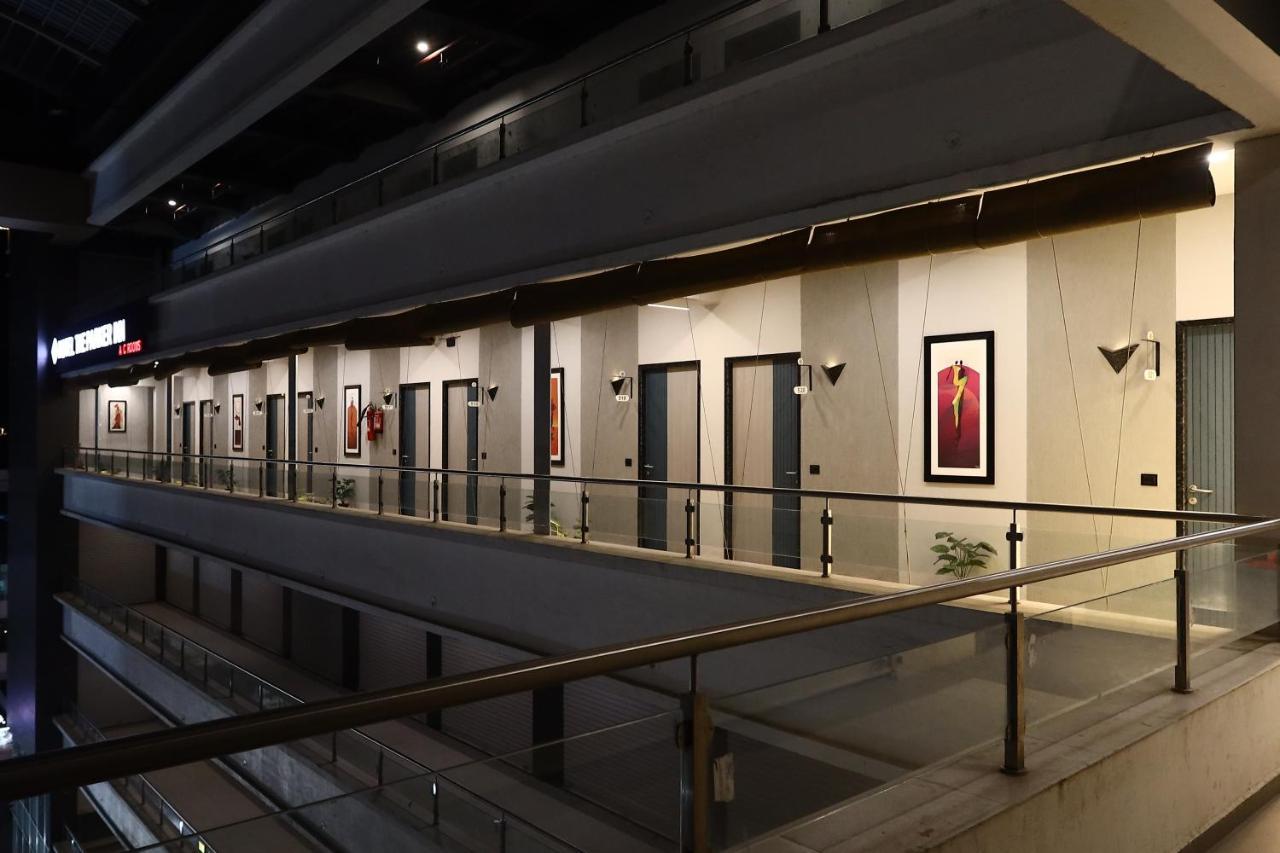 Hotel The Parker Inn By Kbnt Group Surate Extérieur photo