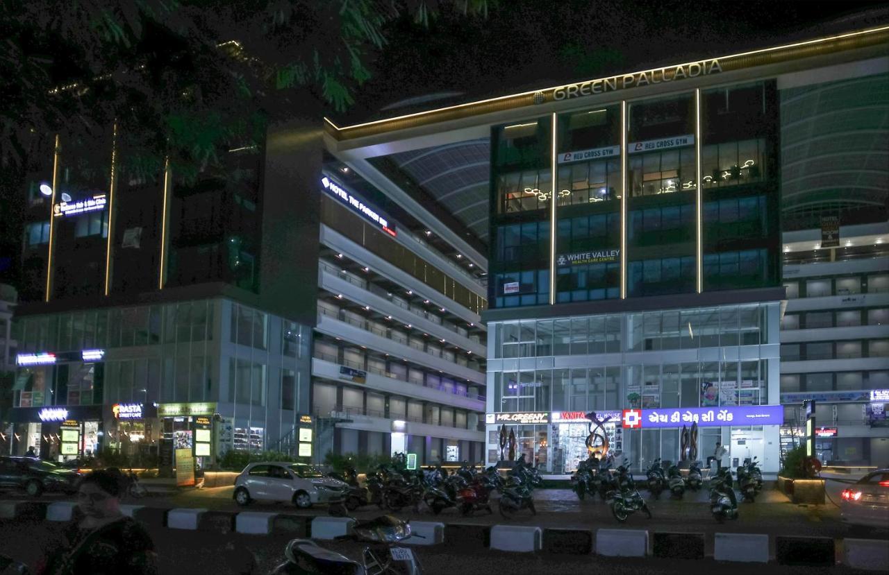 Hotel The Parker Inn By Kbnt Group Surate Extérieur photo