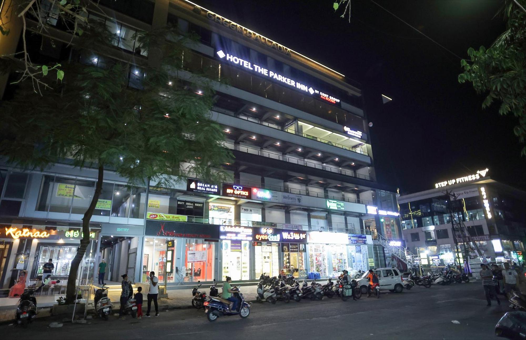 Hotel The Parker Inn By Kbnt Group Surate Extérieur photo