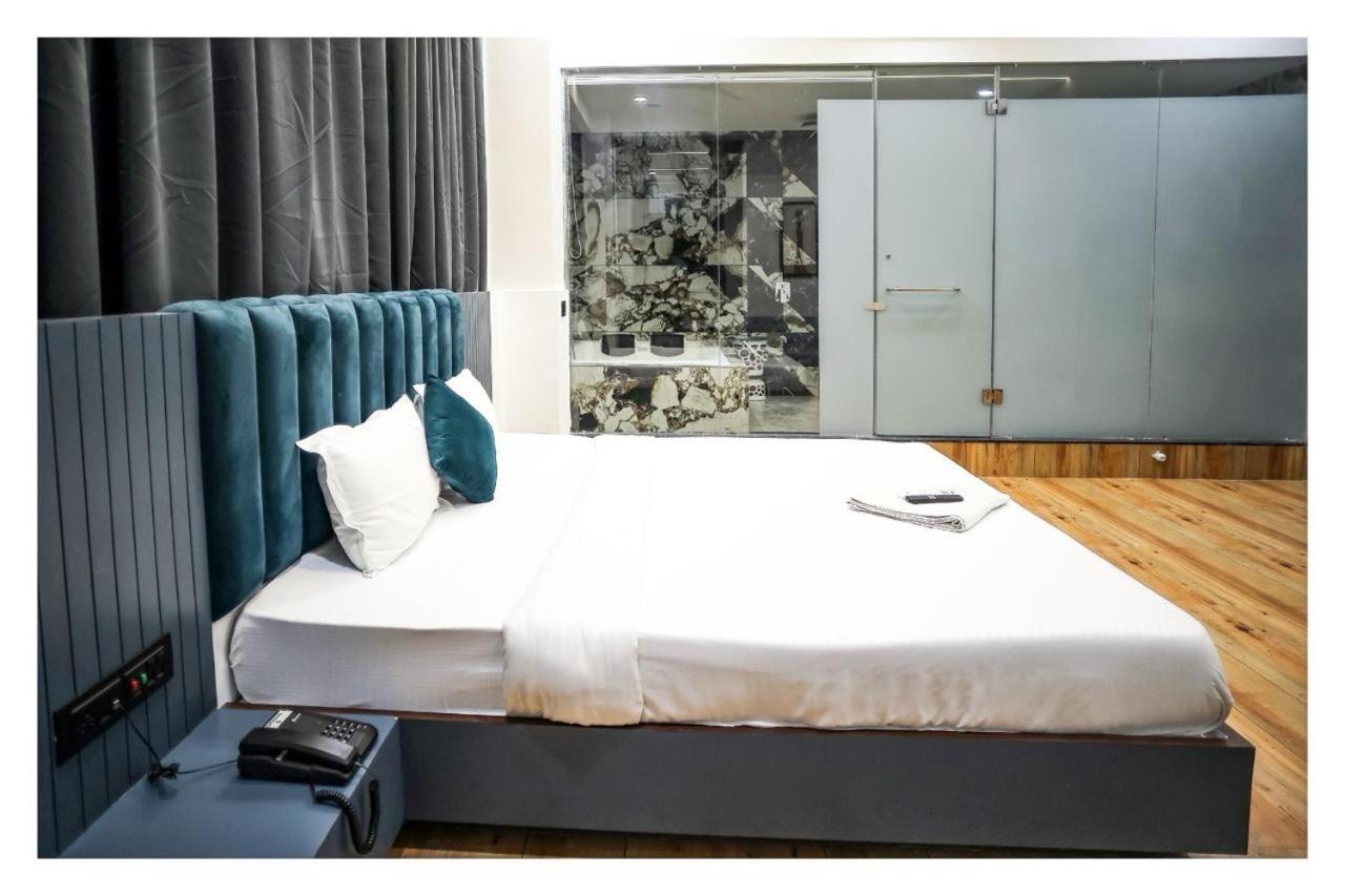 Hotel The Parker Inn By Kbnt Group Surate Extérieur photo