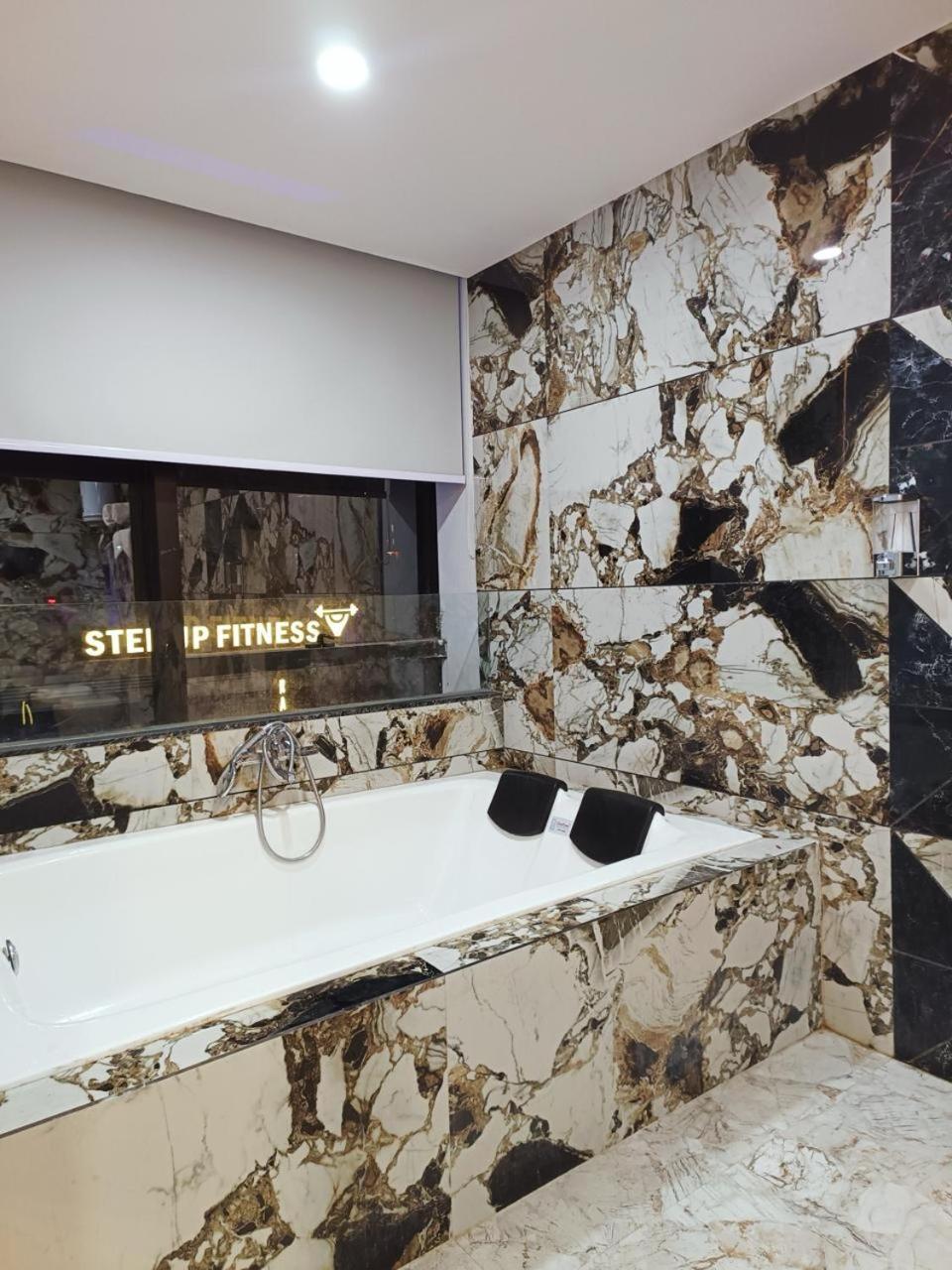 Hotel The Parker Inn By Kbnt Group Surate Extérieur photo