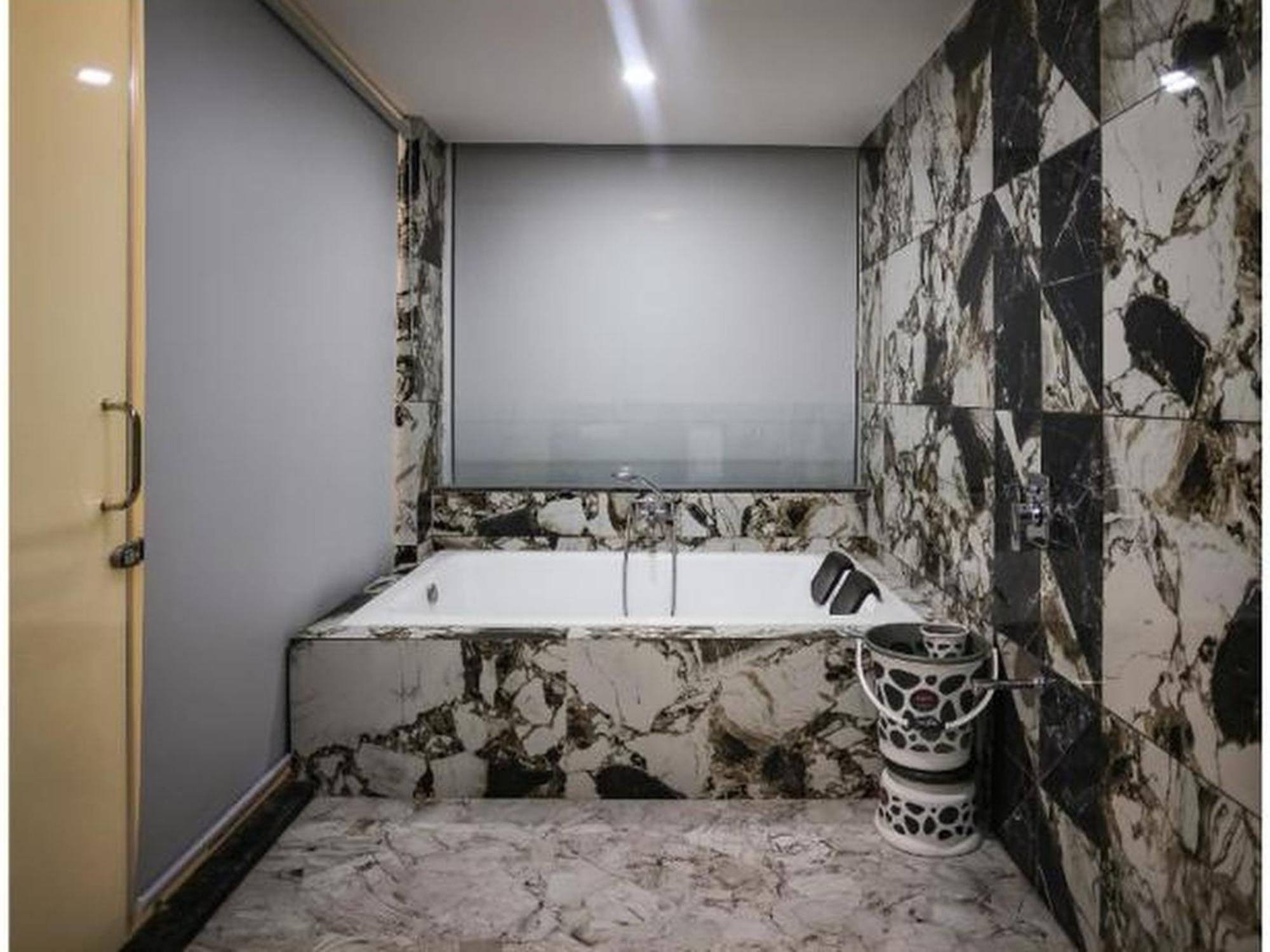 Hotel The Parker Inn By Kbnt Group Surate Extérieur photo